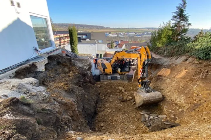 Betonsägearbeiten an einer Betonwand im Bestand
