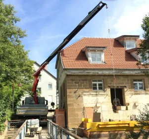 Autokran bei Hebeeinsatz auf einer Baustelle in Remseck