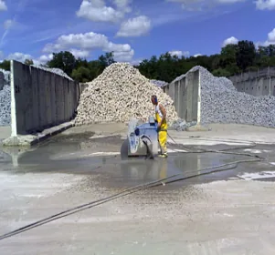 Bodensäge im Einsatz auf einem Betonboden