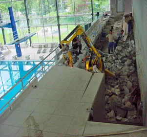 Hydraulische Betonzange beim erschütterungsfreien Beton-Crashen
