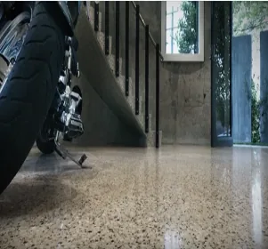 Polierte Betonoberfläche mit sattem Glanz im Showroom